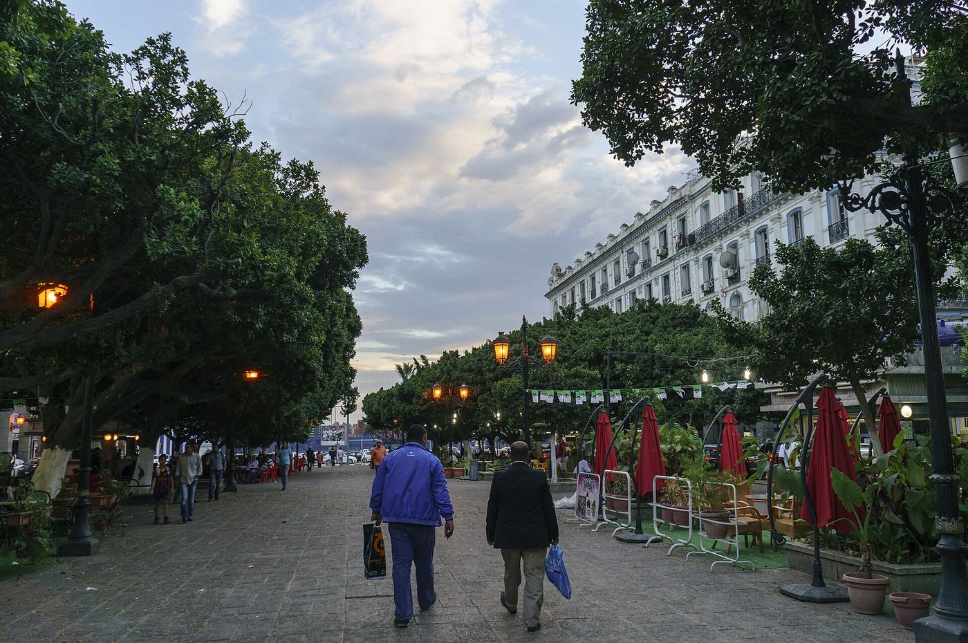 Illustration — À Annaba, le gardien informel du Cours de la Révolution part en retraite et transmet ses quarante mètres de trottoir à son gendre (Économie)