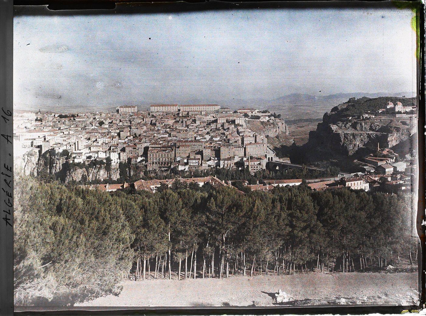 Illustration — À Constantine, un immeuble de la cité Boussouf nomme un habitant responsable de l'ordre d'allumage des climatiseurs (Société)