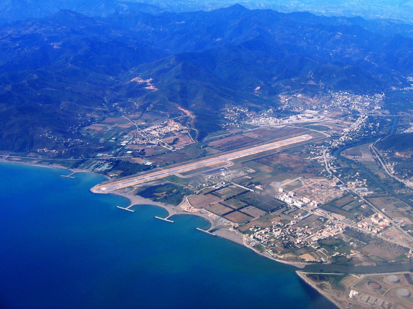 Illustration — À l'aéroport Abane-Ramdane de Béjaïa, les travaux d'extension de l'aire de stationnement démarrent enfin, après quarante ans passés à garer les avions en double file (Société)