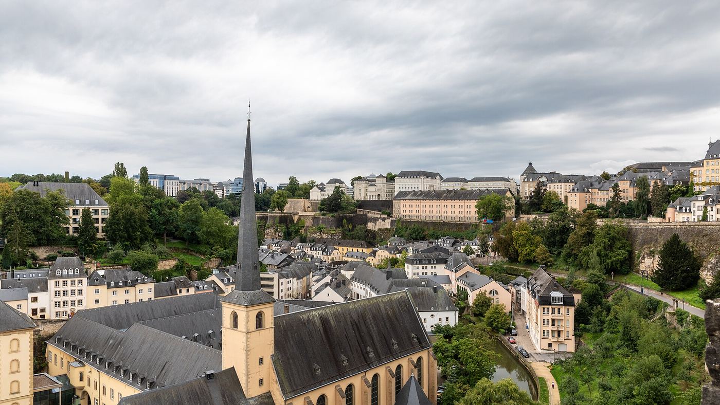 Illustration — À la bibliothèque en plein air du Grund, la Ville affecte un agent chargé de faire taire l'Alzette (Culture)
