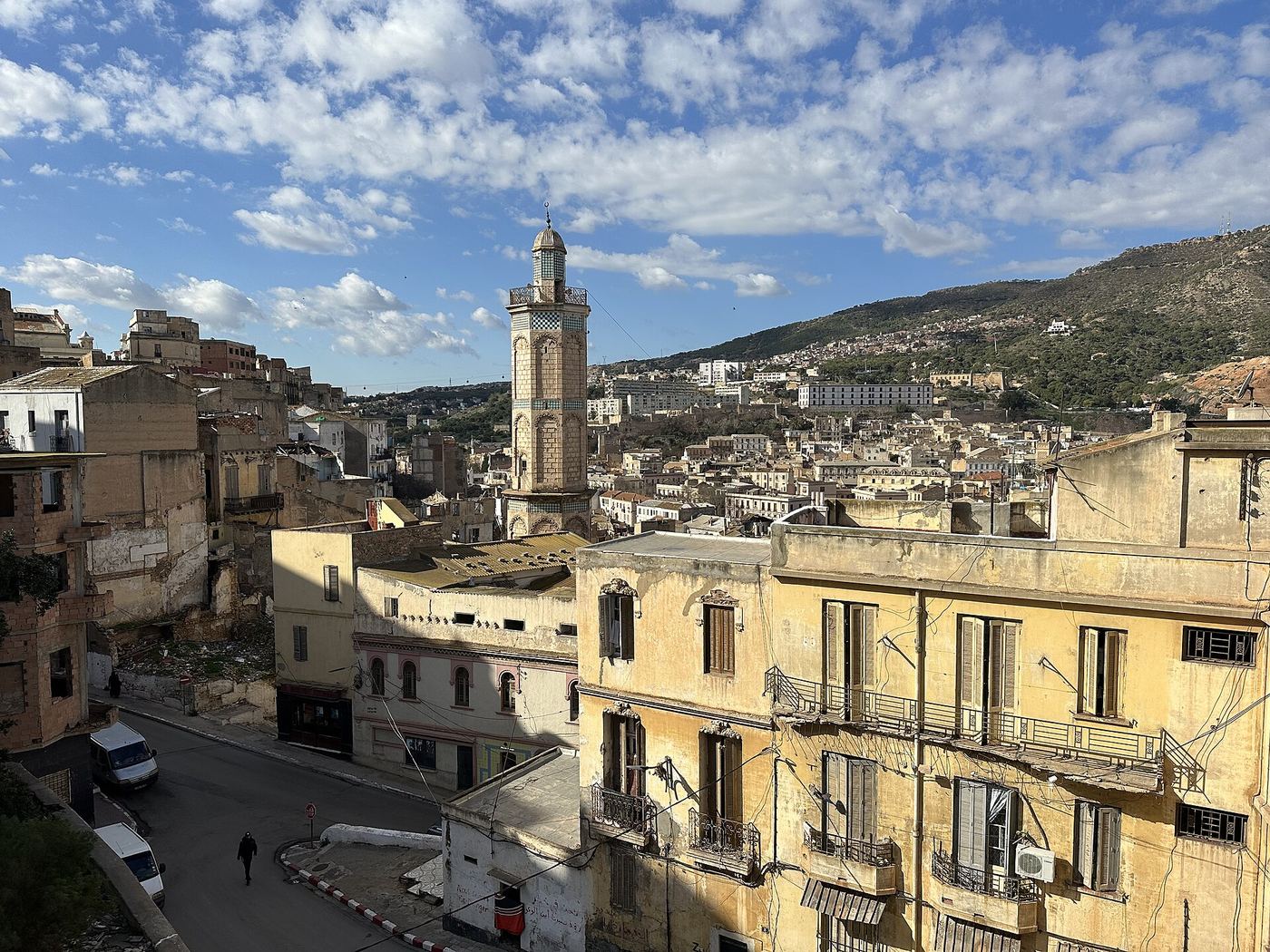Illustration — À Oran, une perceuse prêtée de voisin en voisin a percé tous les murs de l'immeuble sauf ceux de son propriétaire (Société)