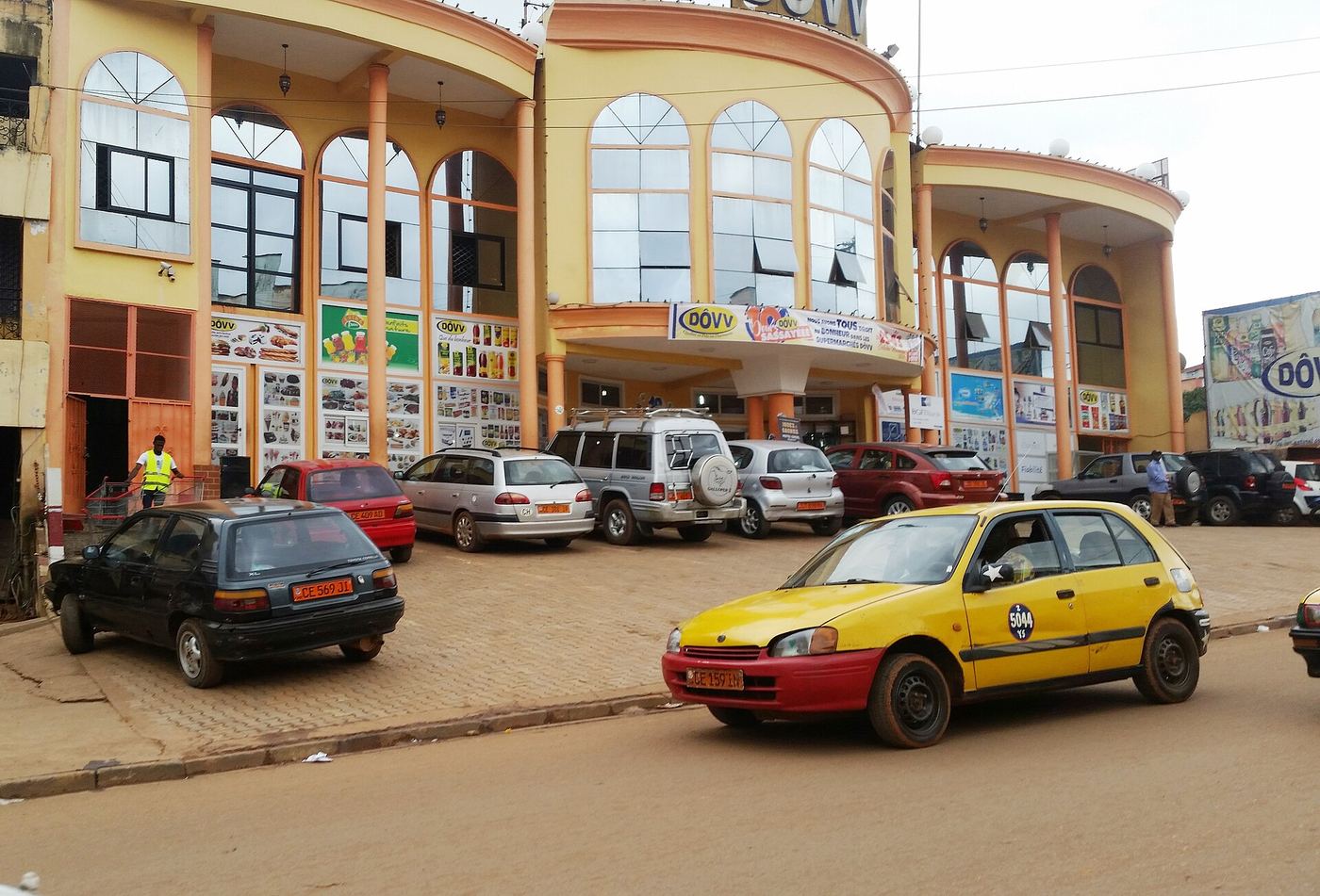 Illustration — À Yaoundé, un chauffeur de taxi se dit totalement perdu depuis que la mairie a rebouché ses nids-de-poule (Insolite)