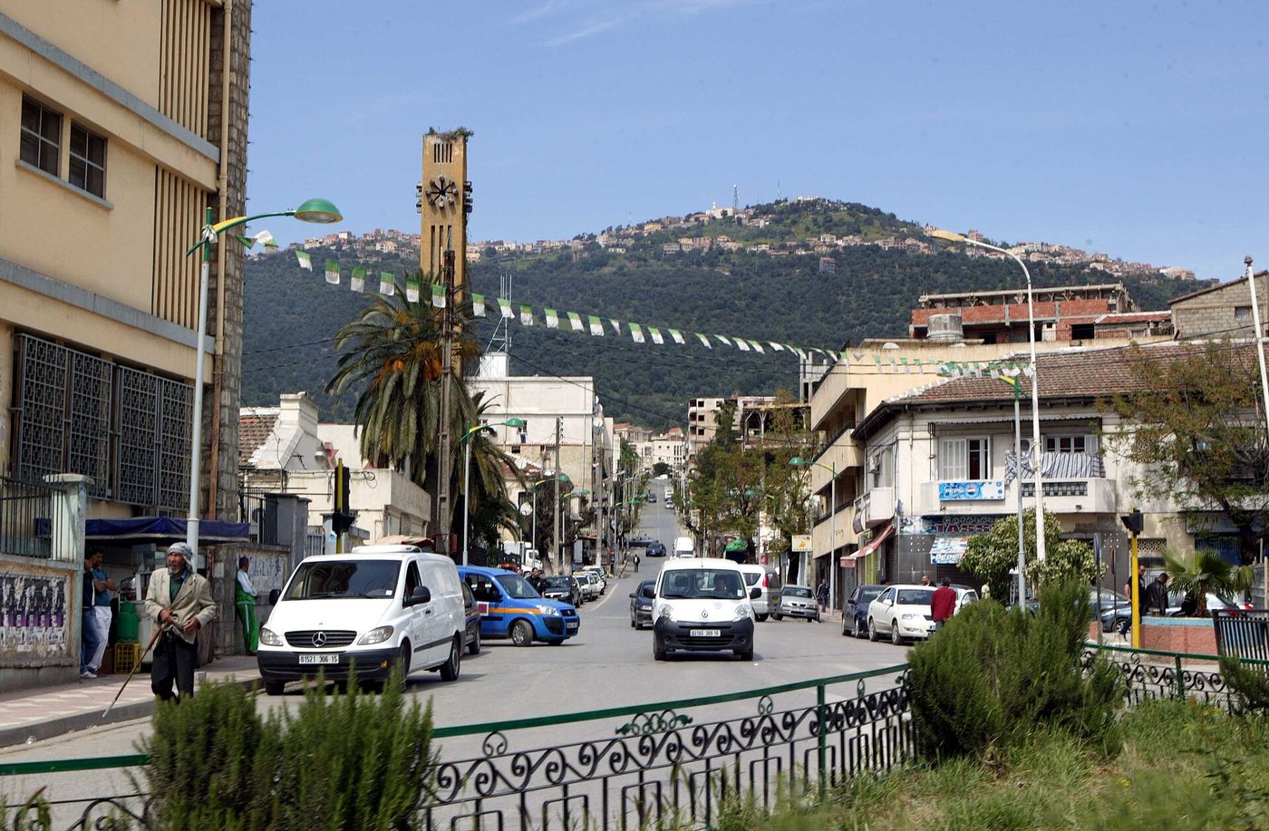 Illustration — Algérie Poste prélève 200 dinars sur chaque CCP : le pays entier rafraîchit son application depuis l'aube (Société)