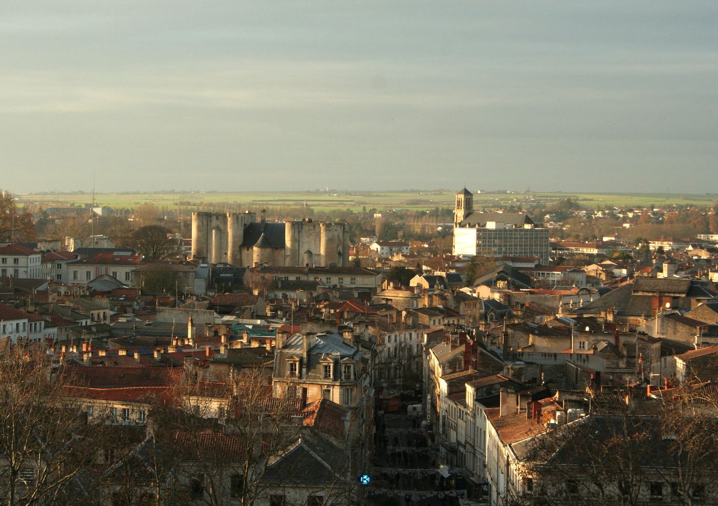Illustration — La médiathèque de Niort inflige une amende pour les retours en avance (Culture)