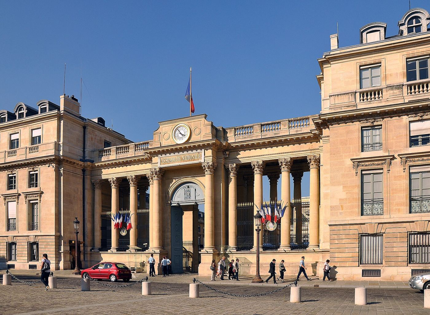 Illustration — Le temple de la rigueur budgétaire annonce un nouveau hall pour mieux « associer le contribuable au projet » — via un ticket à 9 euros (Politique)