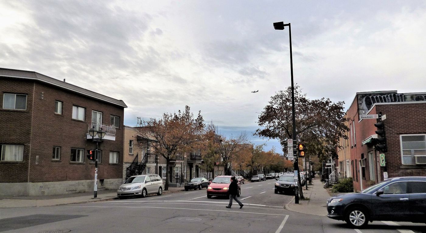 Illustration — Un arrondissement de Montréal renonce à boucher un nid-de-poule de la rue Beaubien devenu « un repère apprécié des résidents » (Société)